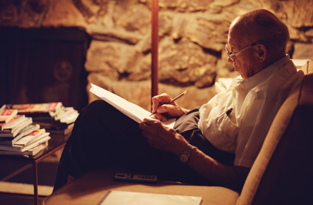 Peter Drucker writing on notepad